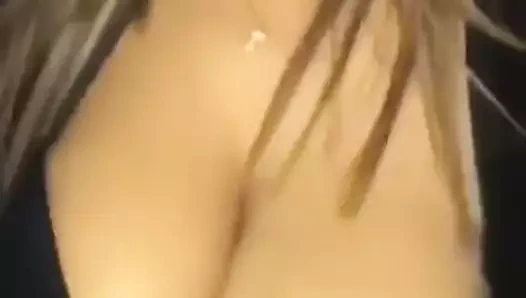 Niley aime sucer de la glace