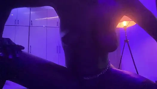 Yalnız koyu tenli zenci yağlanmış göğüsler boğan yüzünüz için masaj yapıyor bakış açısı