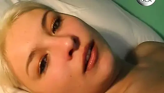 Seks oyuncağını kullanarak kendini tatmin etmekten hoşlanıyor