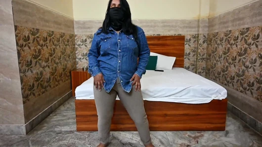 Seksi Hintli orta yaşlı seksi kadın büyük götlü sıkı
