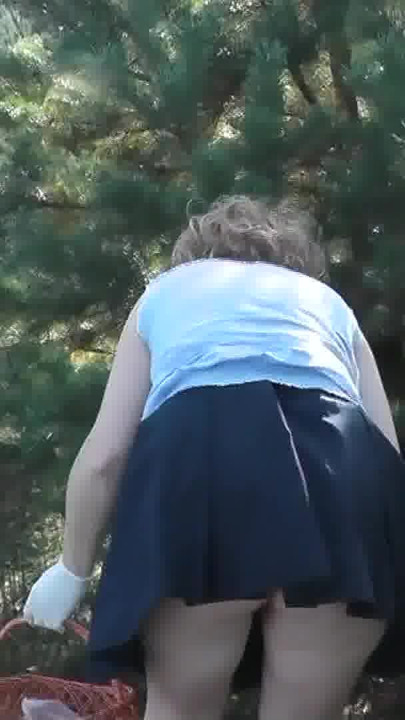 Milf seksi sarışın mantar toplamak için ormana geldi ve külot giymeyi unuttu. etek altında külot yok. kamu çıplaklığı | Klip 1