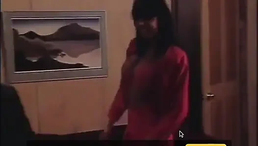 Güzel büyük memeli Asyalı kız ofiste üçlü seks yapıyor