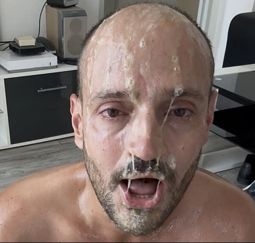 Pis domuz yağla kaplı, salyası, sümük ve dölle kaplı