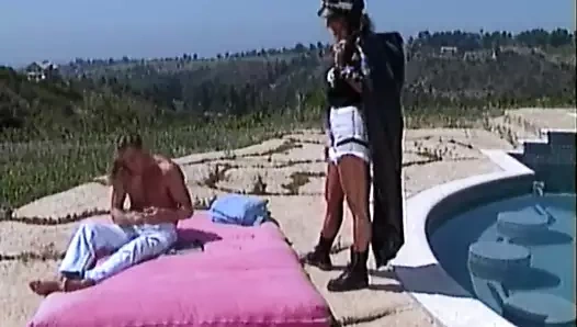 Ashlyn gere ve marc wallice havuz başı