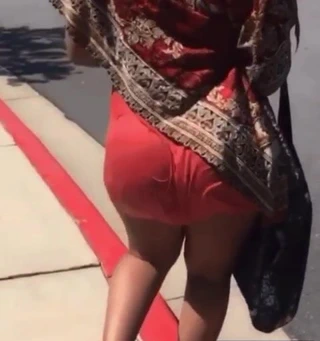 Büyük siyah ganimet sallayarak