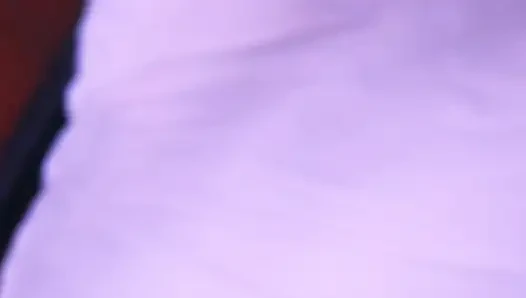Derine biniyor ve son dökülmeye kadar yarağının üzerinde zıplıyor.