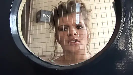 Kız için her şekilde dolduruluyor