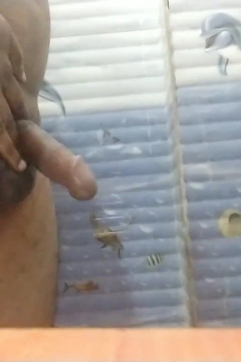 Hintli adamın banyoda ve elleriyle yağlı masaj yapması