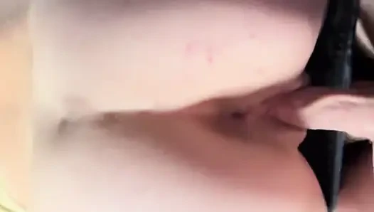 Üvey erkek kardeşim ailem uzaktayken beni sikiyor