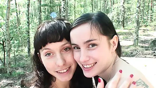 Üç genç üvey kız kardeş ormanda kamp yapıyor ve lezbiyen seksinin tadına bakıyor
