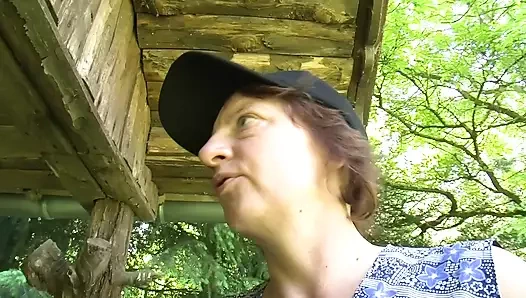 Helga 57 ile bahçede zayıf sikişiyor ve komşular meraklı bir şekilde izliyor