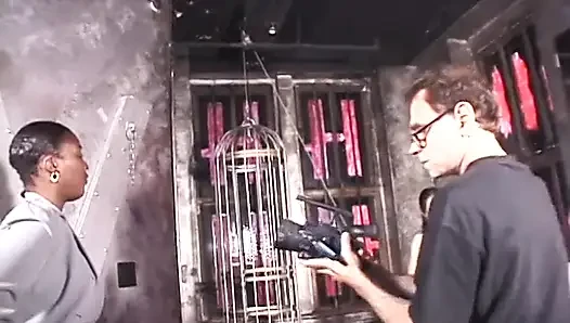 Sapık bdsm kızların iş başında kamera arkası görüntülerini izleyin
