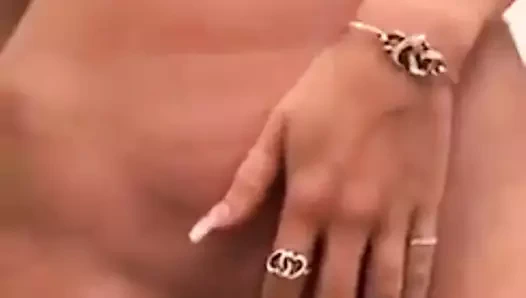 Şaşırtıcı sarışın şeritler ve onu etli kedi gösterir