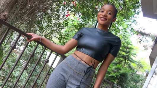 Sıkı zenci orospusu büyük beyaz yarak emiyor ve sikişiyor