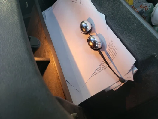 Çılgın orta yaşlı seksi kadın halka açık otoparkta mastürbasyon yapıyor