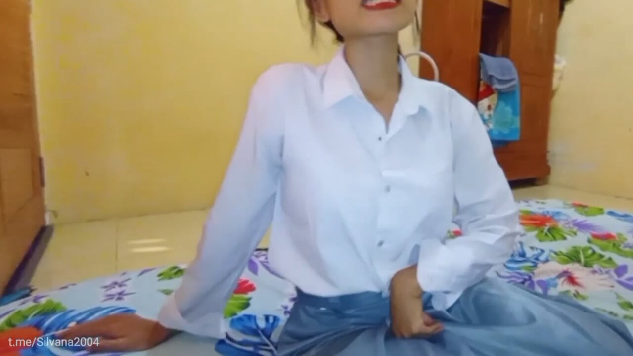 Silvana üvey kız kardeşlerinden okula gitmelerini istiyor ama sonunda sevişiyor