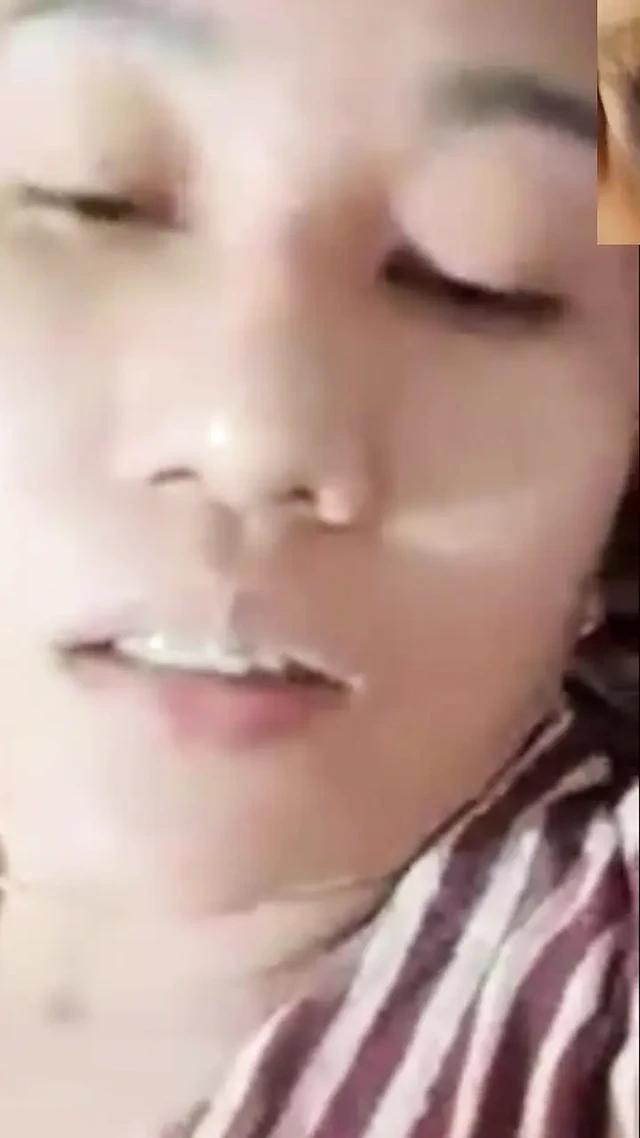 Güzel üvey meydan okuma büyük memeli amcık kıllı otomatik harika mastürbasyon yapıyor göğüslerini tutarak