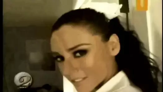 Seksi busty hizmetçi - o kim?