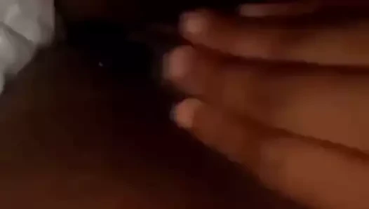 Seksi siyah kız kendini ile oynuyor