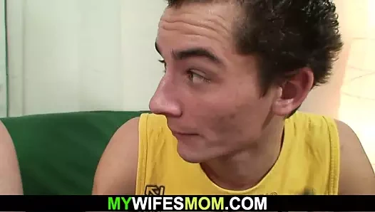 Büyük göğüsler kayınvalidesi onu memnun ediyor