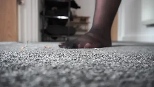 Giantess küçülen iş arkadaşlarıyla saklambaç oynuyor