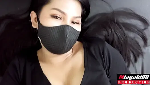 Döllenmiş sikiş seksi Taylandlı Asyalı siyah maske amını yalıyor ve sonra onu sert sikiyor