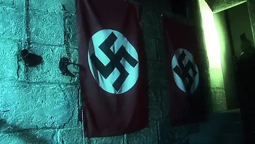 Niki sarışın ateşli polis Steliana'yı sikiyor ve anal için partnerin yarağına biniyor