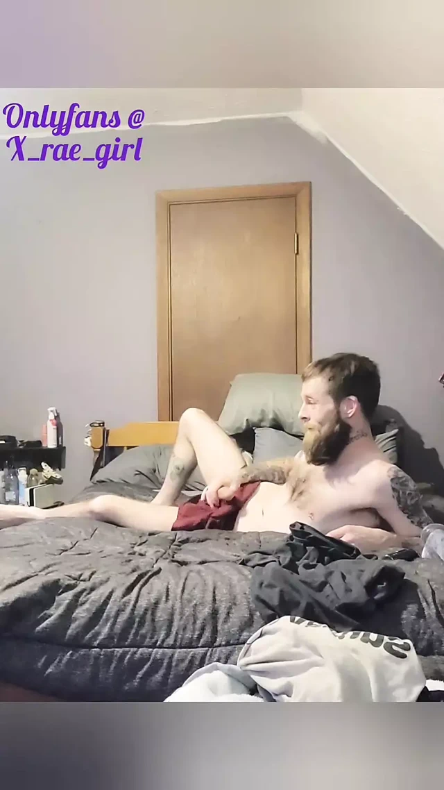 Cadılar bayramı uygulamasından sikişme derlemesi vibratör kontrolünde, yarağa biniyor ve sonunda dölleme dolumundan 2 sahne