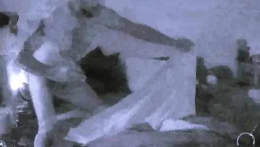 Yeni bir oyuncakla götümü açıyor, sonra sikişiyor ve ağzı açık götümde dölüyle beni dolduruyor