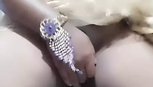 Tombul Hintli kadının sulu amının ateşli sürüşü