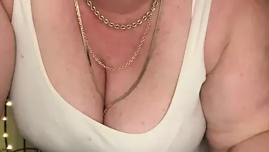 Kırmızı topuklu dumanlı güzellik