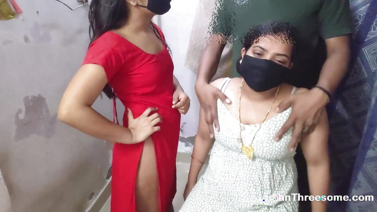Desi orta yaşlı seksi kadın ve sevimli 18 yaşındaki genç kızla gerçek Hintli üçlü grup seks