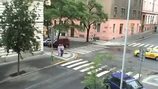 Duvar karısı mutlu değil ama katıldı!