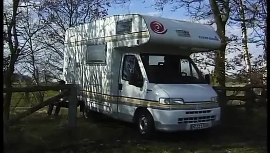 Olgun kadın onu bindiren bir adamın yarağına biniyor