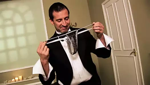 Abanoz tanrıça, iki büyük memeli tony'nin horozunu uyarır