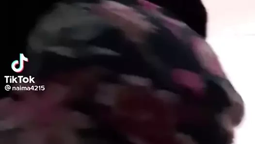 Une bonne salope en jupe courte transparente