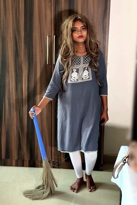 Aniden üvey annemin çantasından prezervatif çıktı ve onu seks için ikna ettim
