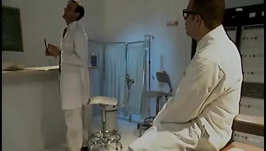 Mükemmel memeli olgun hatun tatlı amcığını yalatıyor ve deliniyor