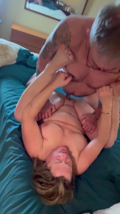 Olgun büyük memeler, güzel ayaklar sert sikişiyor