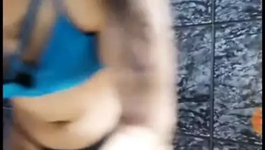 branquinha so de boa no banheiro