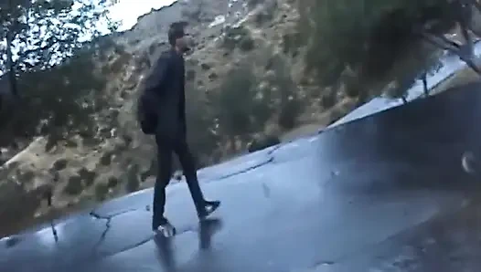 Sarışın orta yaşlı seksi kadın zonklayan yarağı gırtlağına kadar alıyor ve her yere boşalıyor