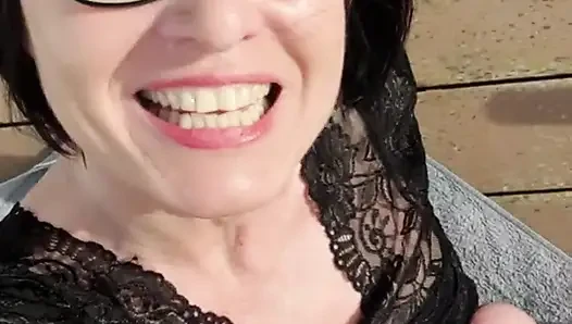 Julie güneşe sıçratıyor