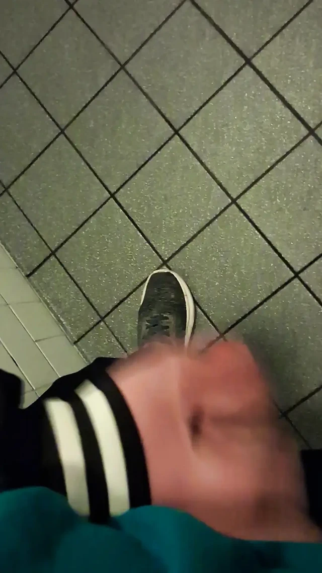 Geceleri dinlenme alanı tuvaletinde