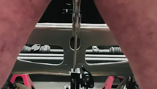 İri güzel kadın lateksli sikiş makinesi tarafından sikiliyor