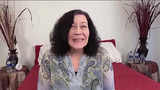 Taşan göğüslü muhtaç, peluş orta yaşlı seksi kadınlar açgözlüce yutuyor, baskın anatomi, ağır olarak kapris yapıyor