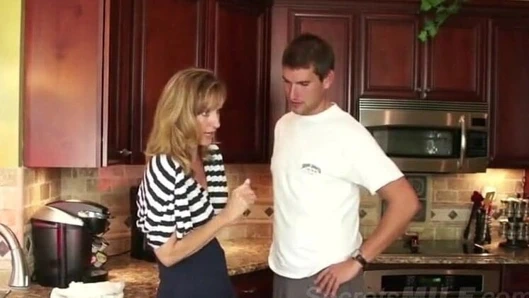 Şaşırtıcı milf başarıyla genç adamı baştan çıkarır