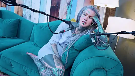 Ben hakkında konuşuyorum - izolasyon - asmr podcast sfw konuşuyor gotik sıska kız dreadlocks dövmeli model dövmeli kız