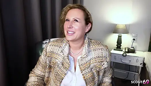 Büyük doğal memeli ve büyük götlü Alman iri güzel kadın kathy deep erkek oyuncu seçmelerinde sikişiyor