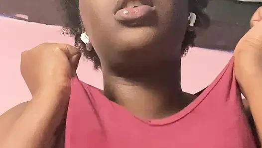 Bilgisayarcı bayan iş arkadaşın flört ediyor ve büyük göğüsleriyle seni azdırıyor