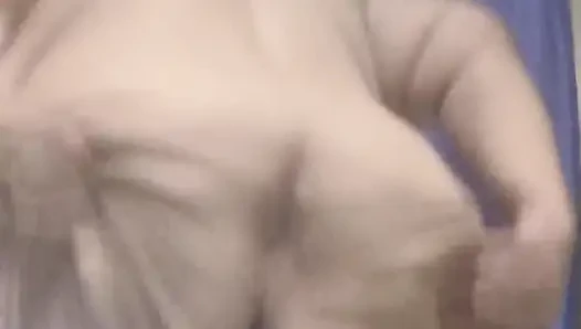 Her yerde zıplıyor ve ağzına boşalıyor